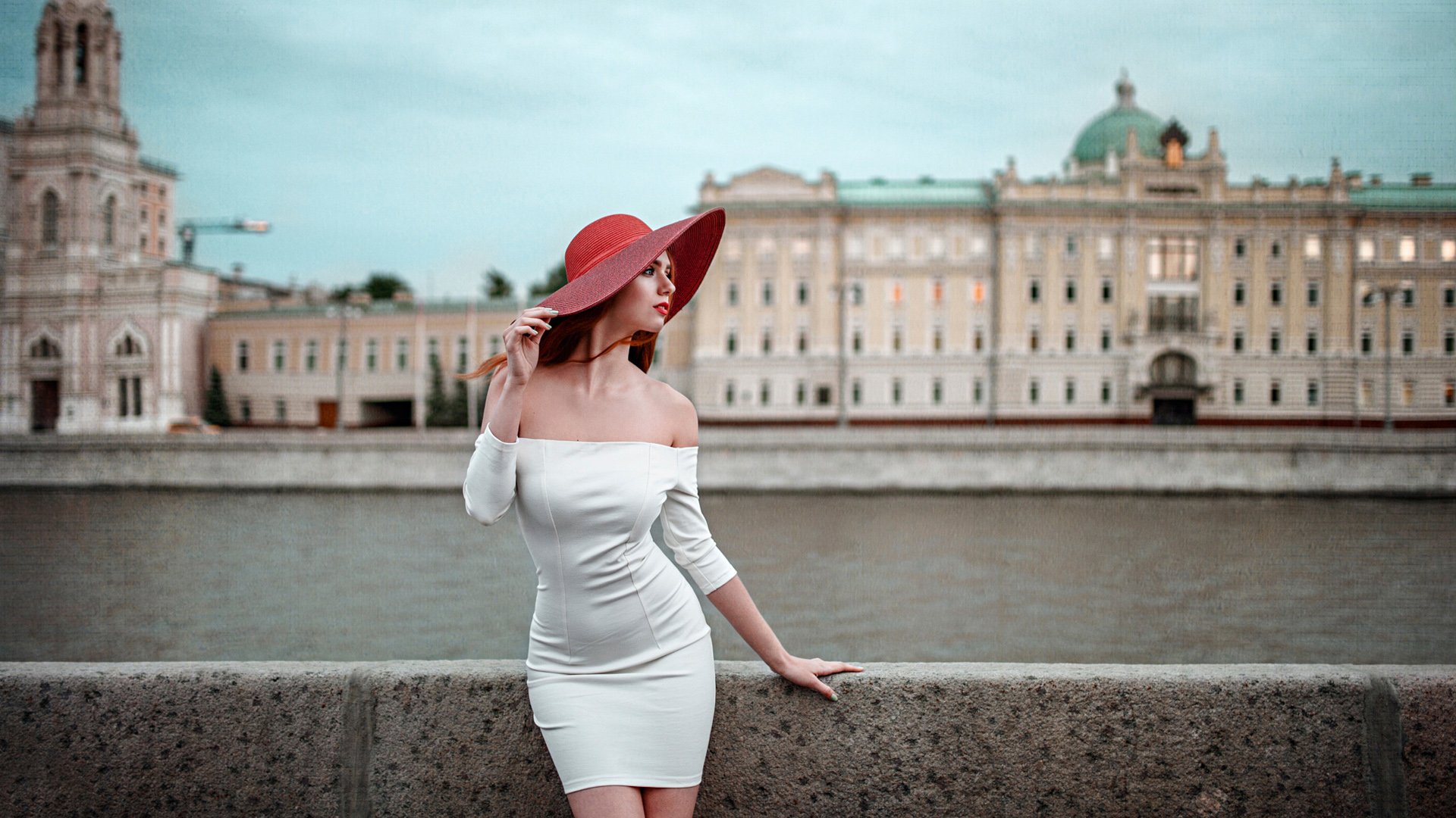 美女，帽子，白色礼服，短裙，优美姿势，夏天，莫斯科，城市，美女桌面壁纸