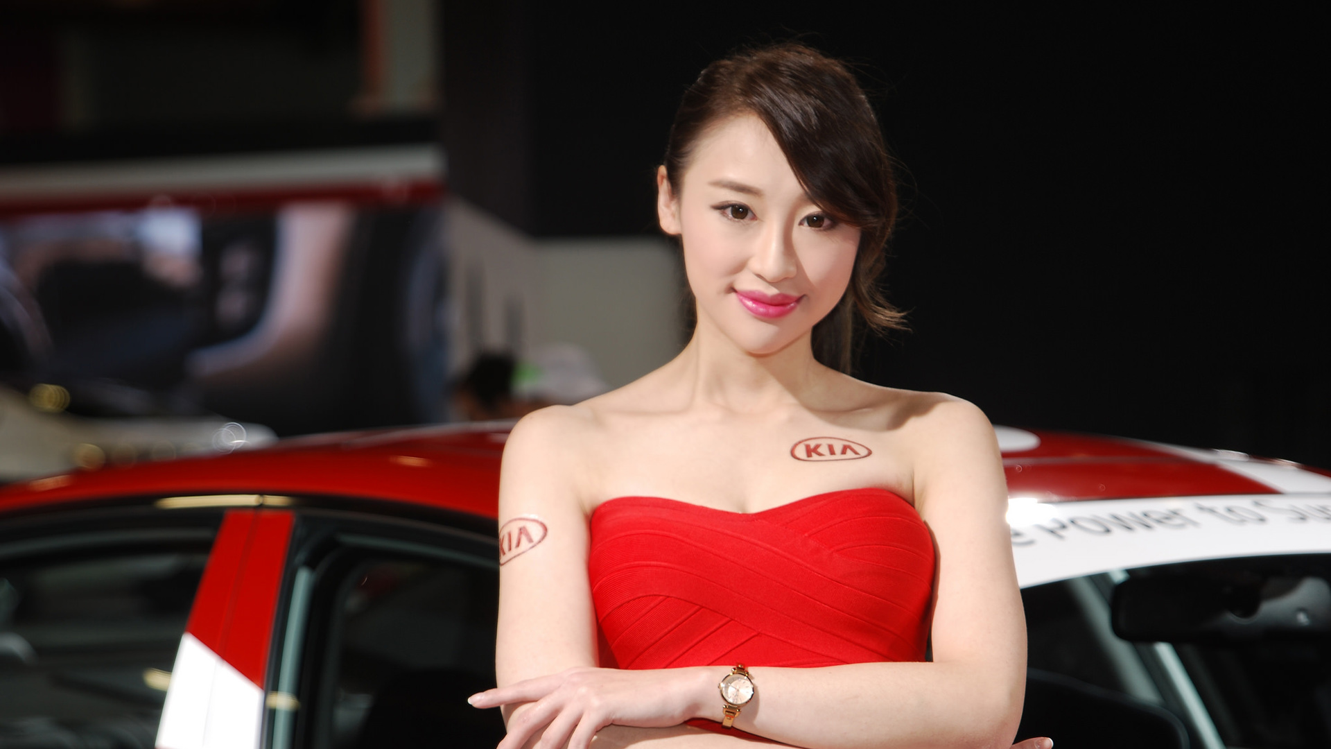 红色礼服漂亮车模美女桌面壁纸