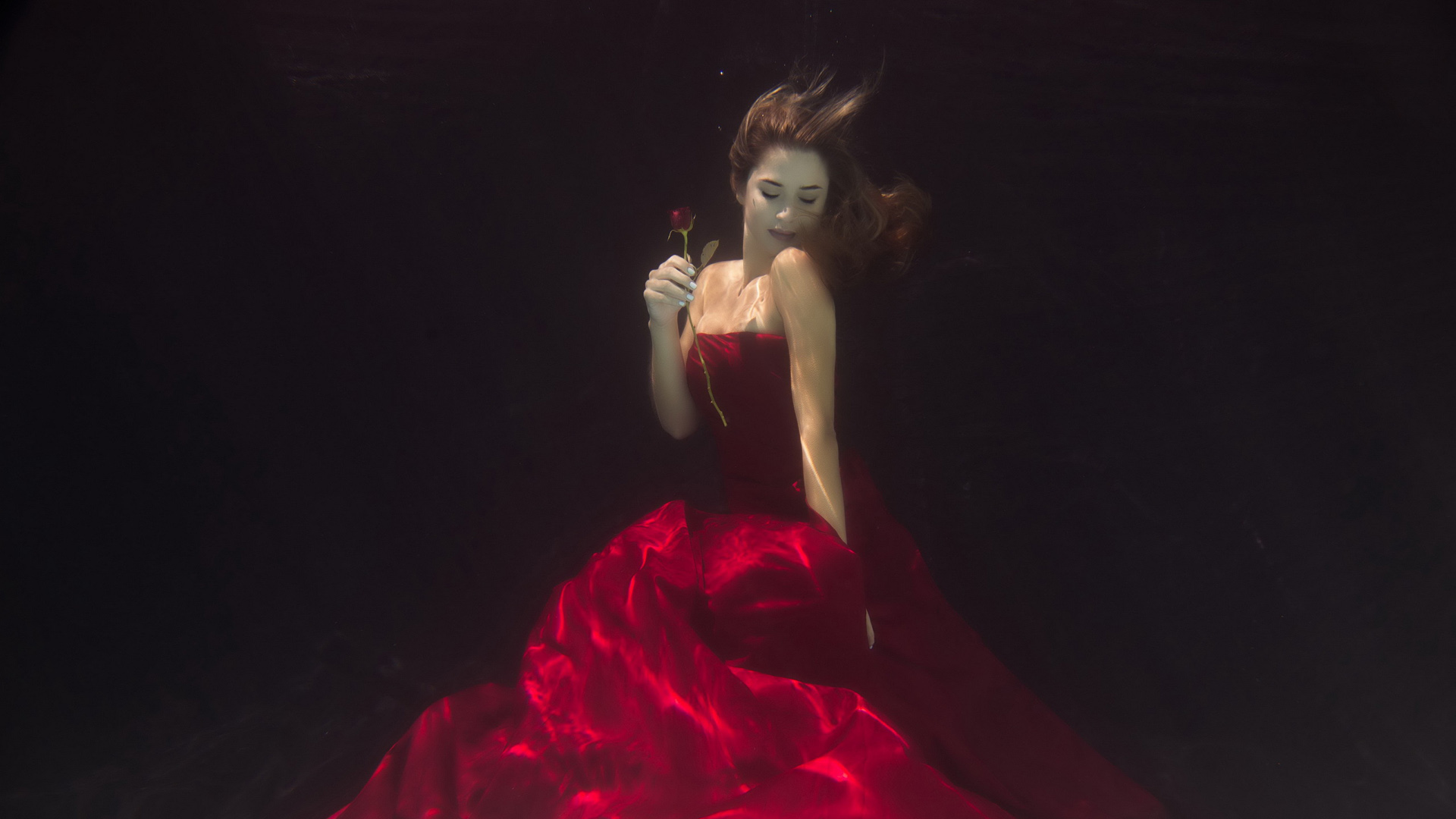 水下的女孩美女,红色裙子,玫瑰,唯美意境桌面壁纸