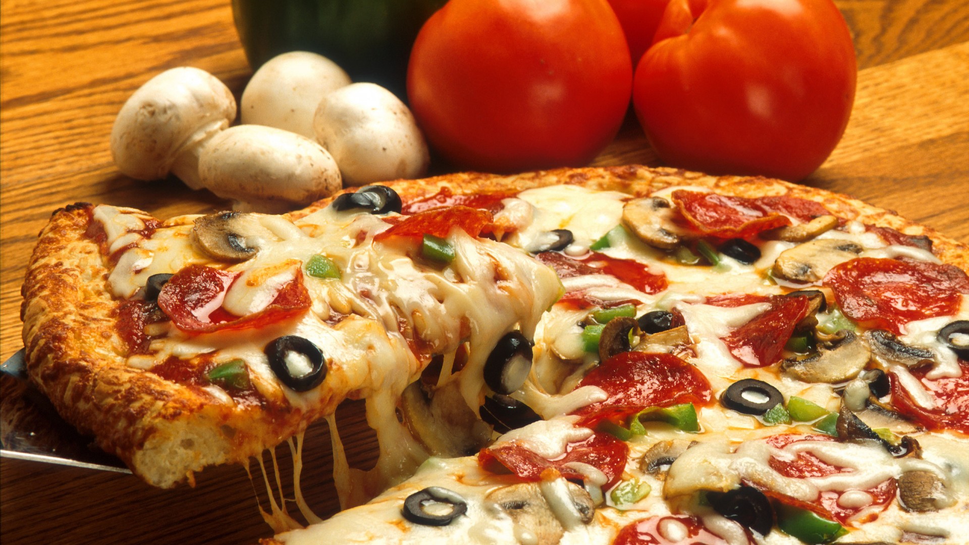 美味比萨，西红柿，蘑菇，橄榄图片，美食比萨桌面壁纸