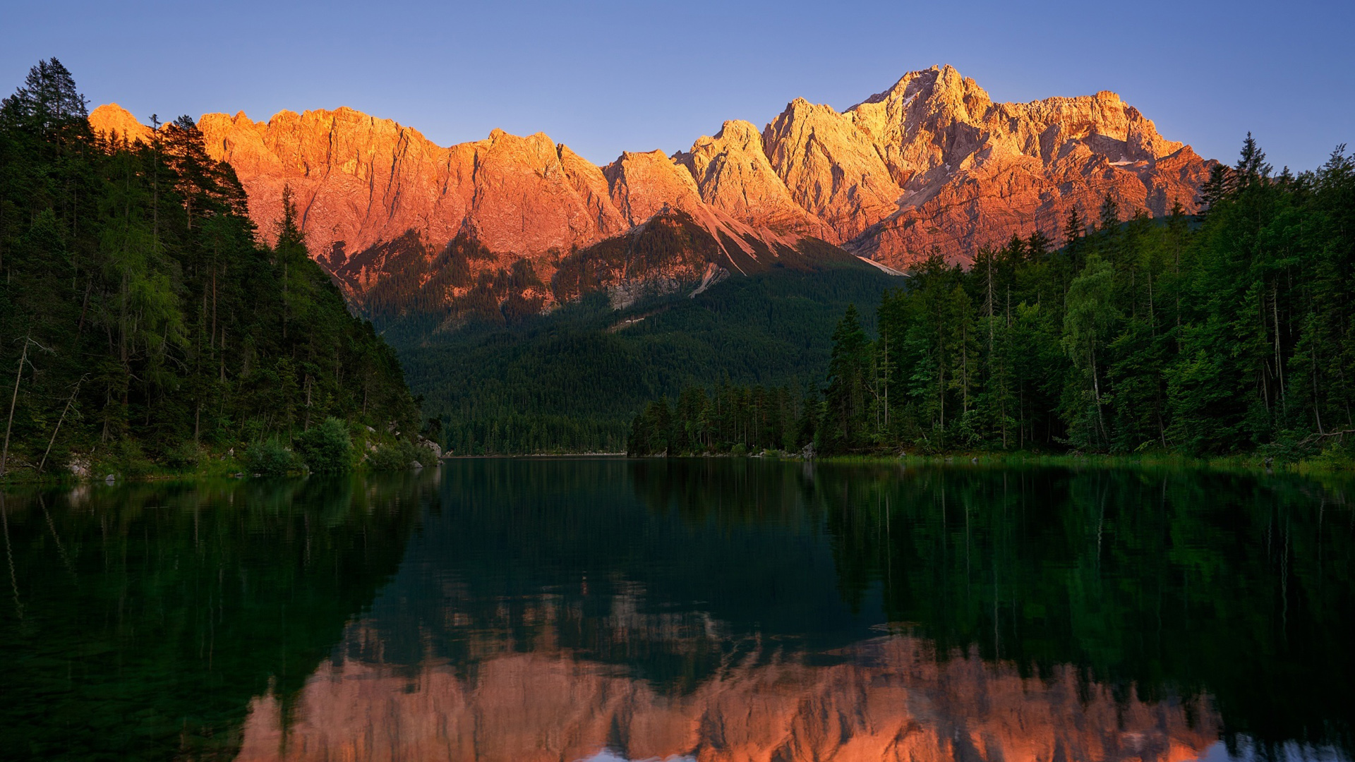 森林山天空湖泊倒影风景桌面壁纸