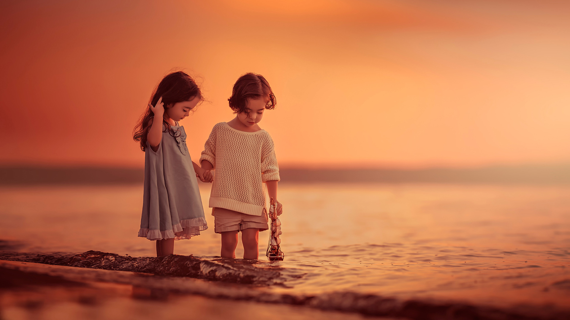 海边沙滩两个小女孩桌面壁纸