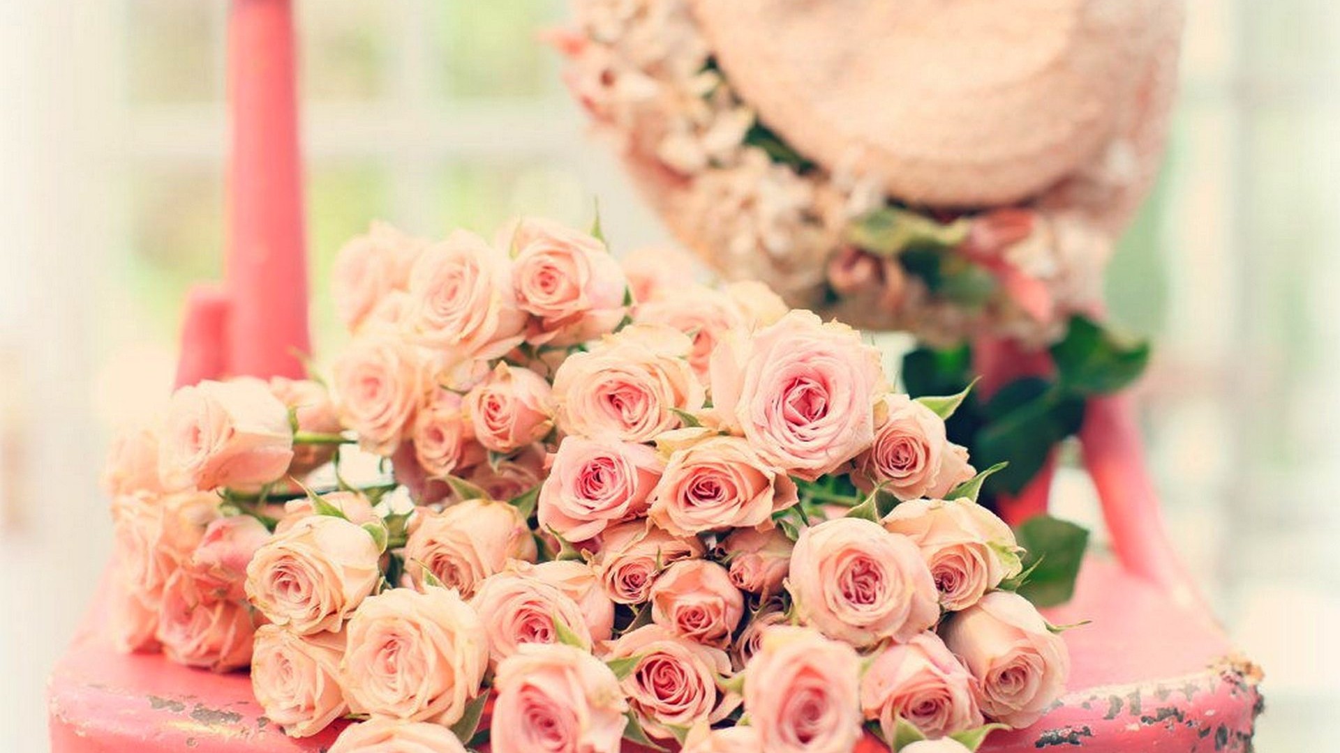 粉红色玫瑰，鲜花，玫瑰，椅子，帽子，桌面壁纸