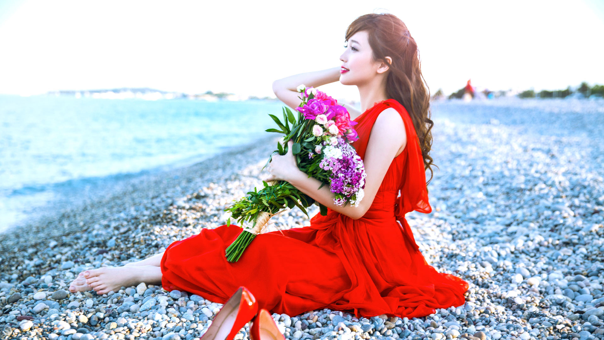 金莎,红色裙子,鲜花,高跟鞋,海边,沙滩,唯美写真,桌面壁纸