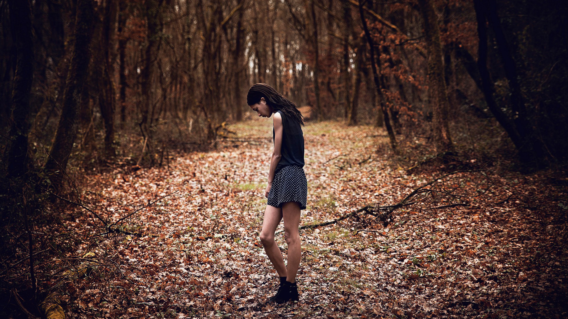 女孩,森林,秋天,悲伤的照片,孤单,非主流壁纸