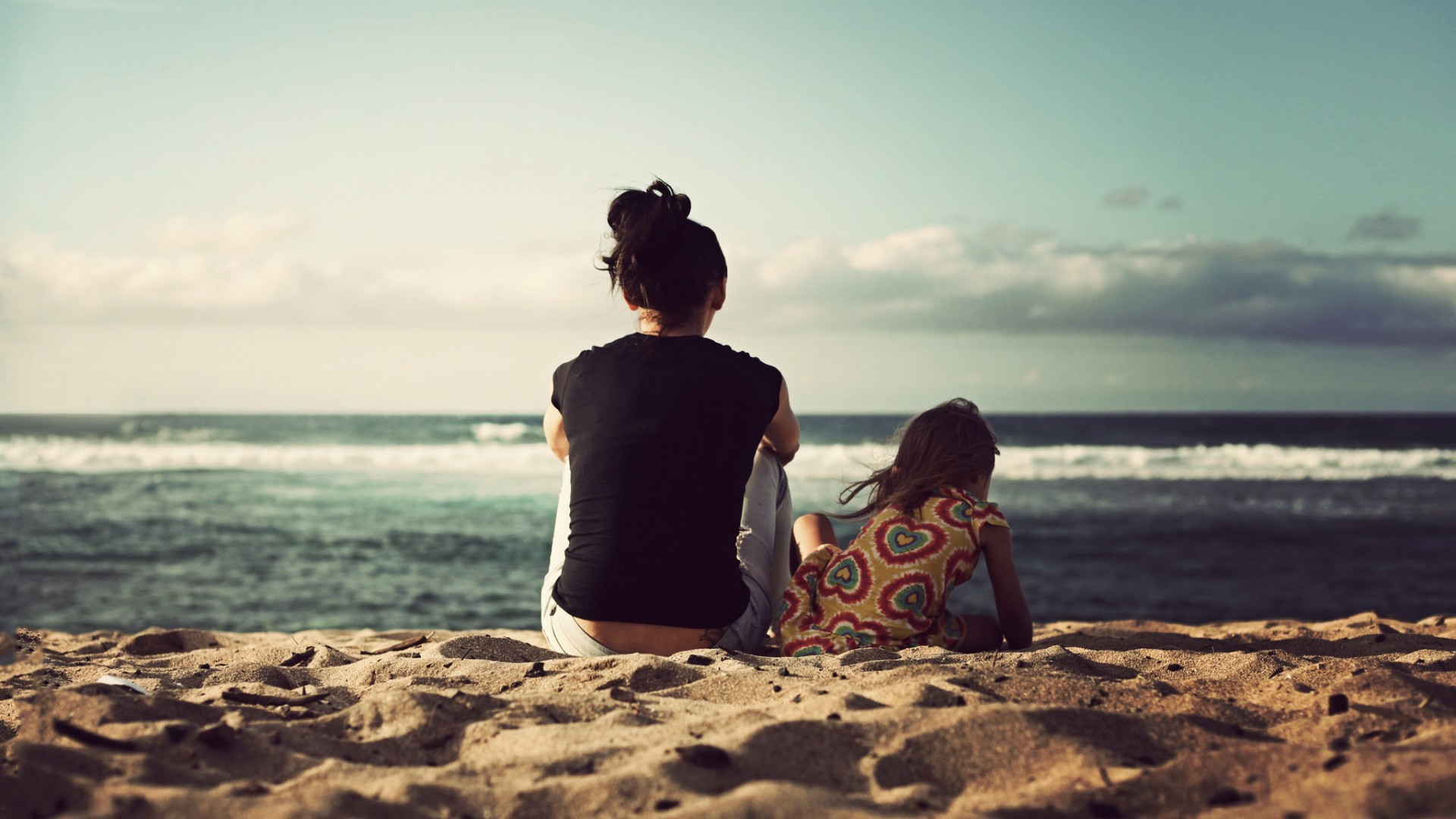 女孩,大海,坐在沙滩上,背影,唯美,风景壁纸