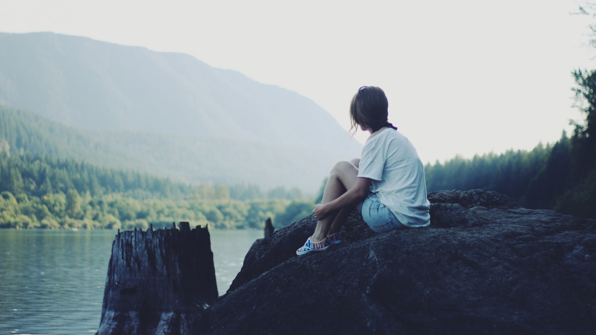 女孩坐在岩石上,河水,树木,风景桌面壁纸