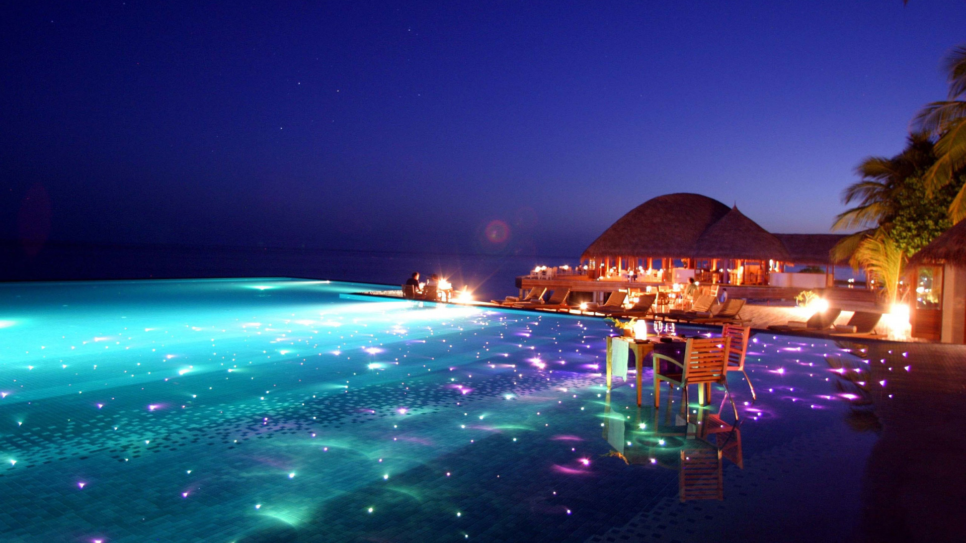 游泳池，别墅，晚上，浪漫的海边风景壁纸