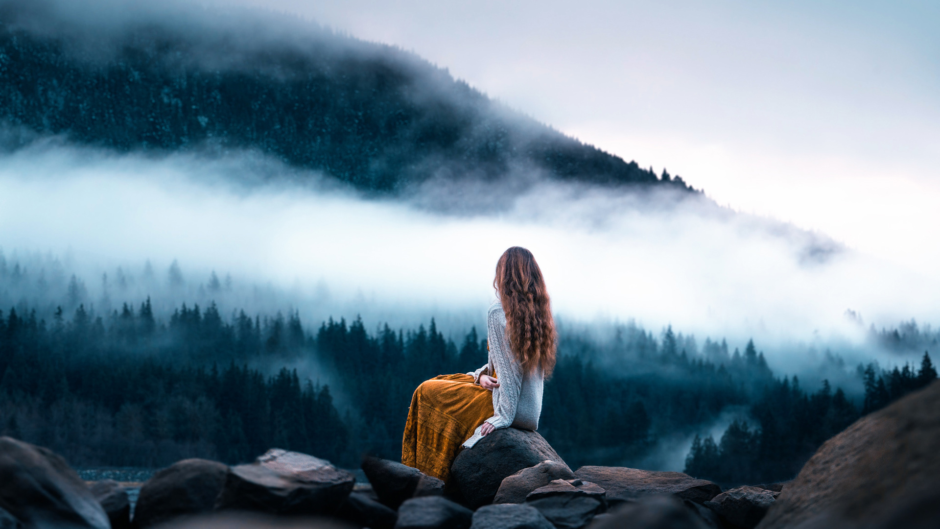 早晨风景，山里，雾，石头，漂亮卷发女孩，安静唯美壁纸
