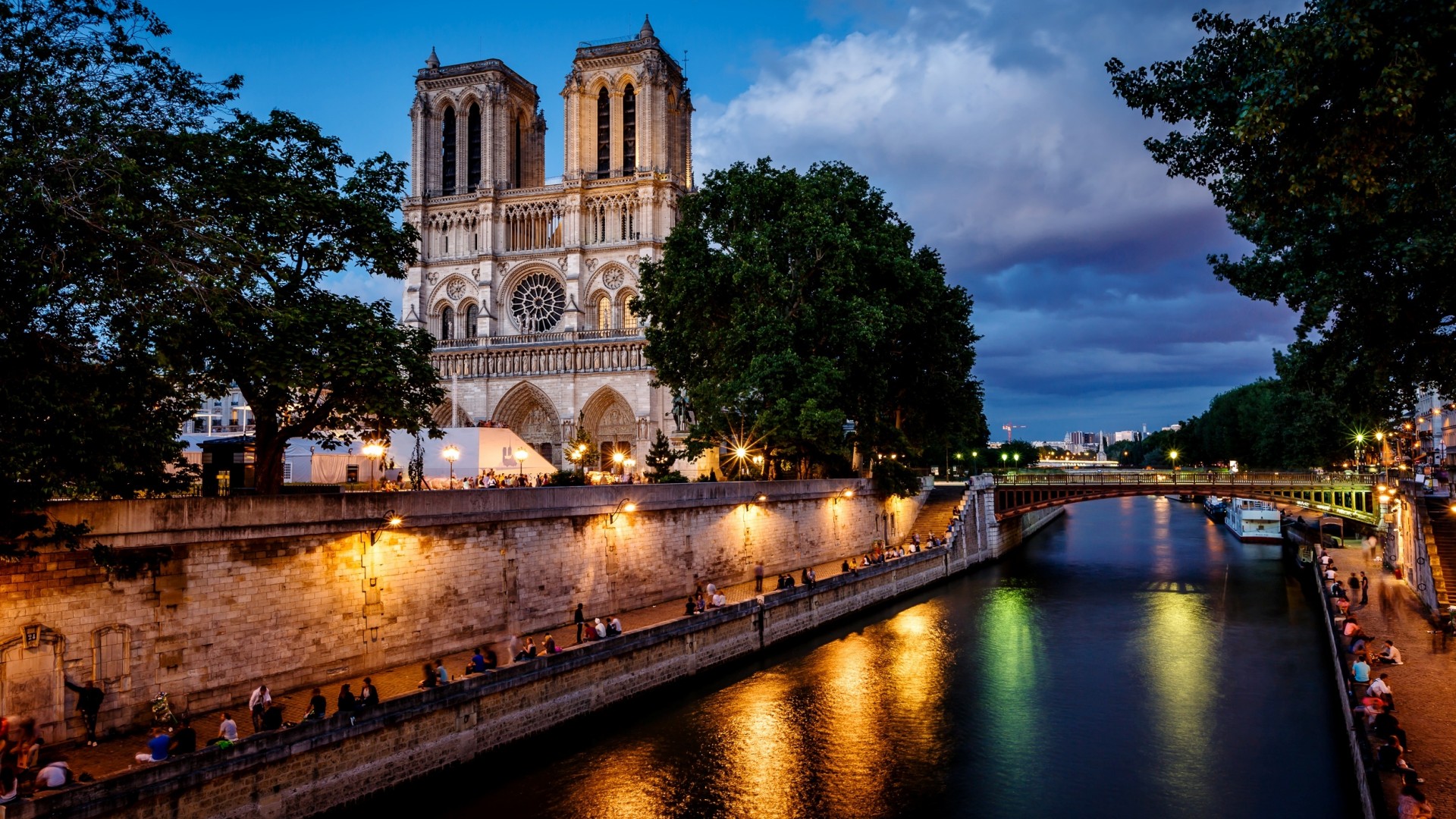 法国巴黎圣母院建筑,河流,夜幕降临,风景壁纸