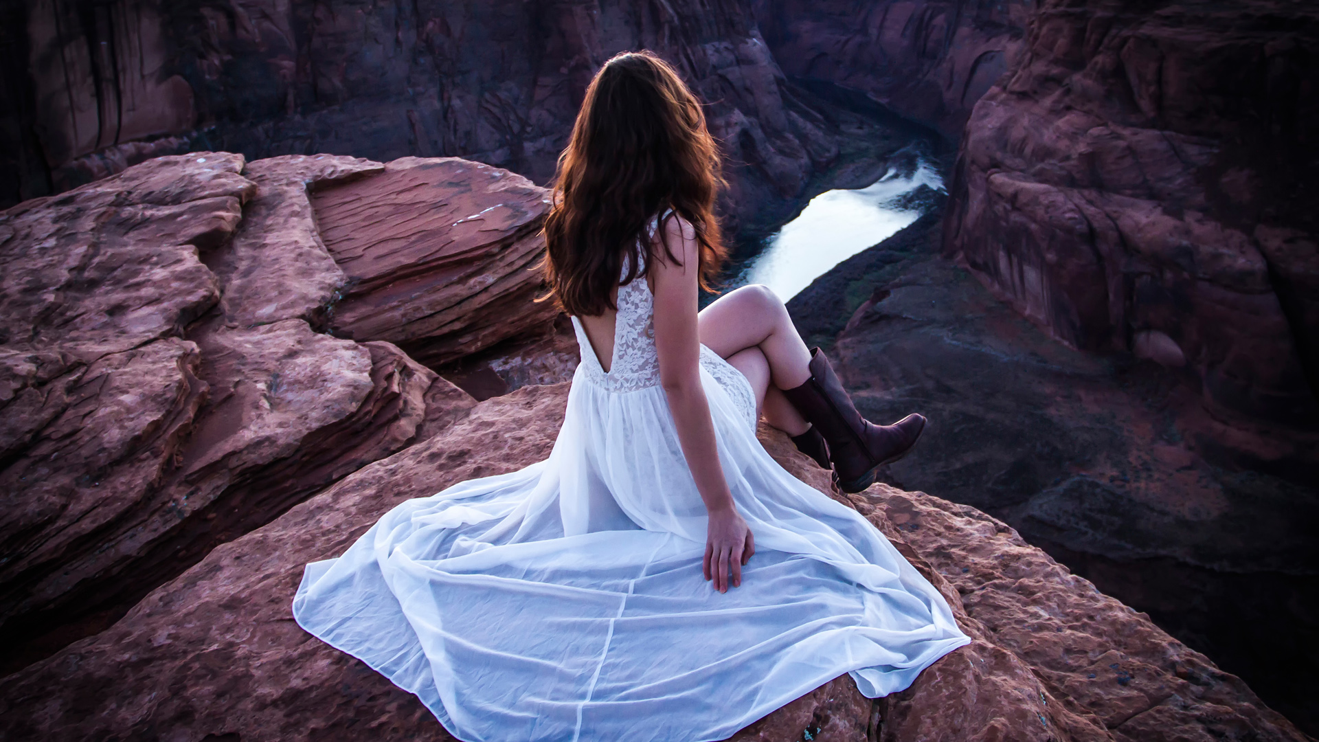 美女，白色裙子，靴子，背影，峡谷，河流，山，唯美意境壁纸
