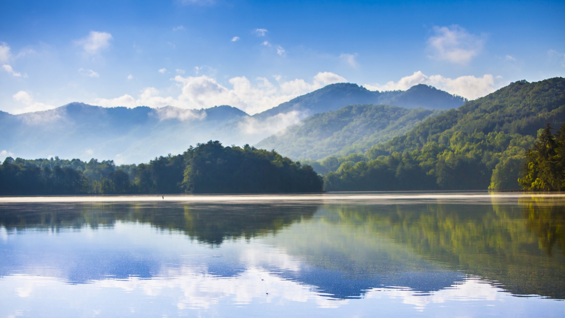 蓝天白云、森林湖泊、高山美景，免费自然桌面壁纸下载