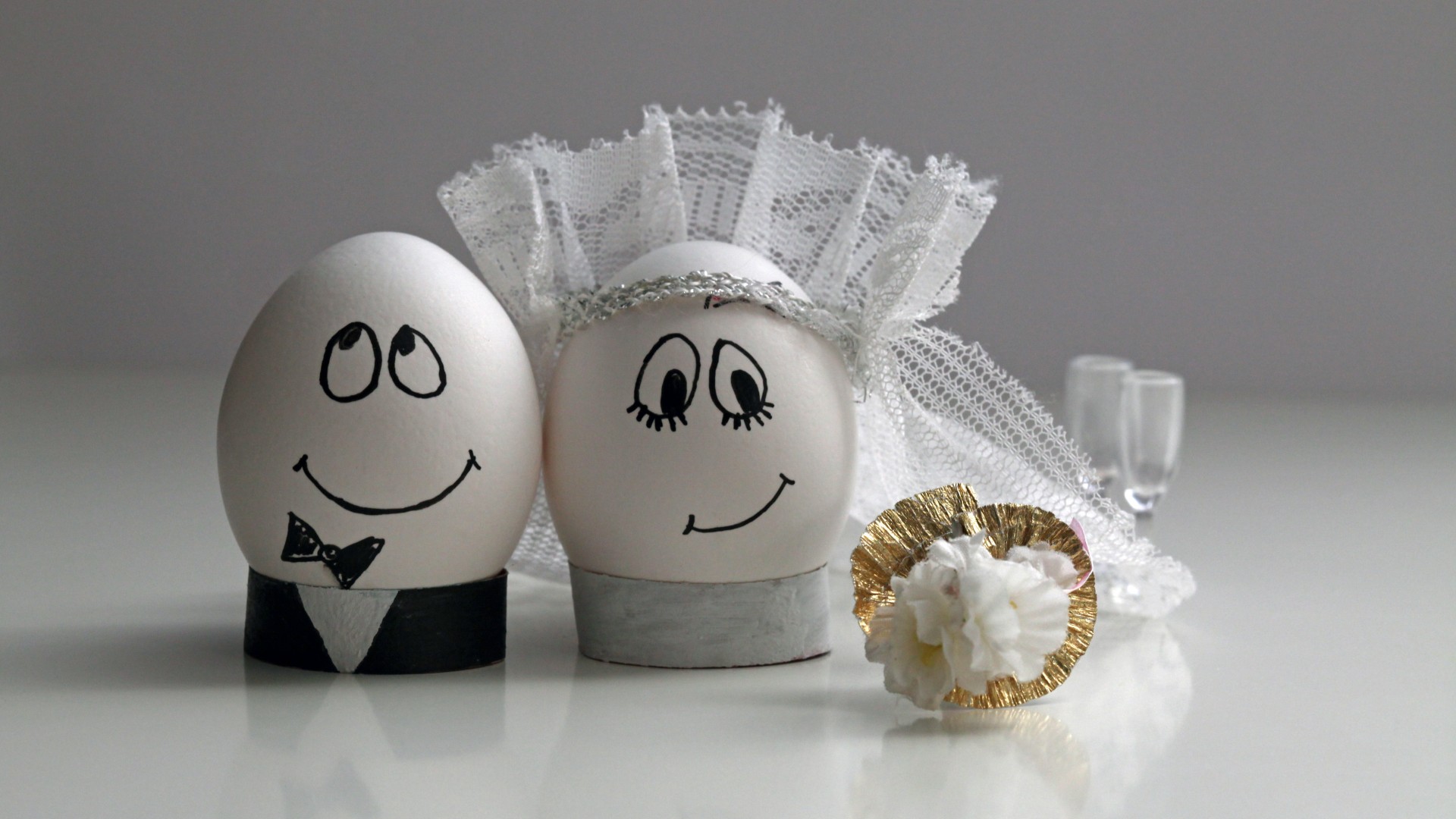 新郎和新娘婚礼花束、鸡蛋、桌面壁纸