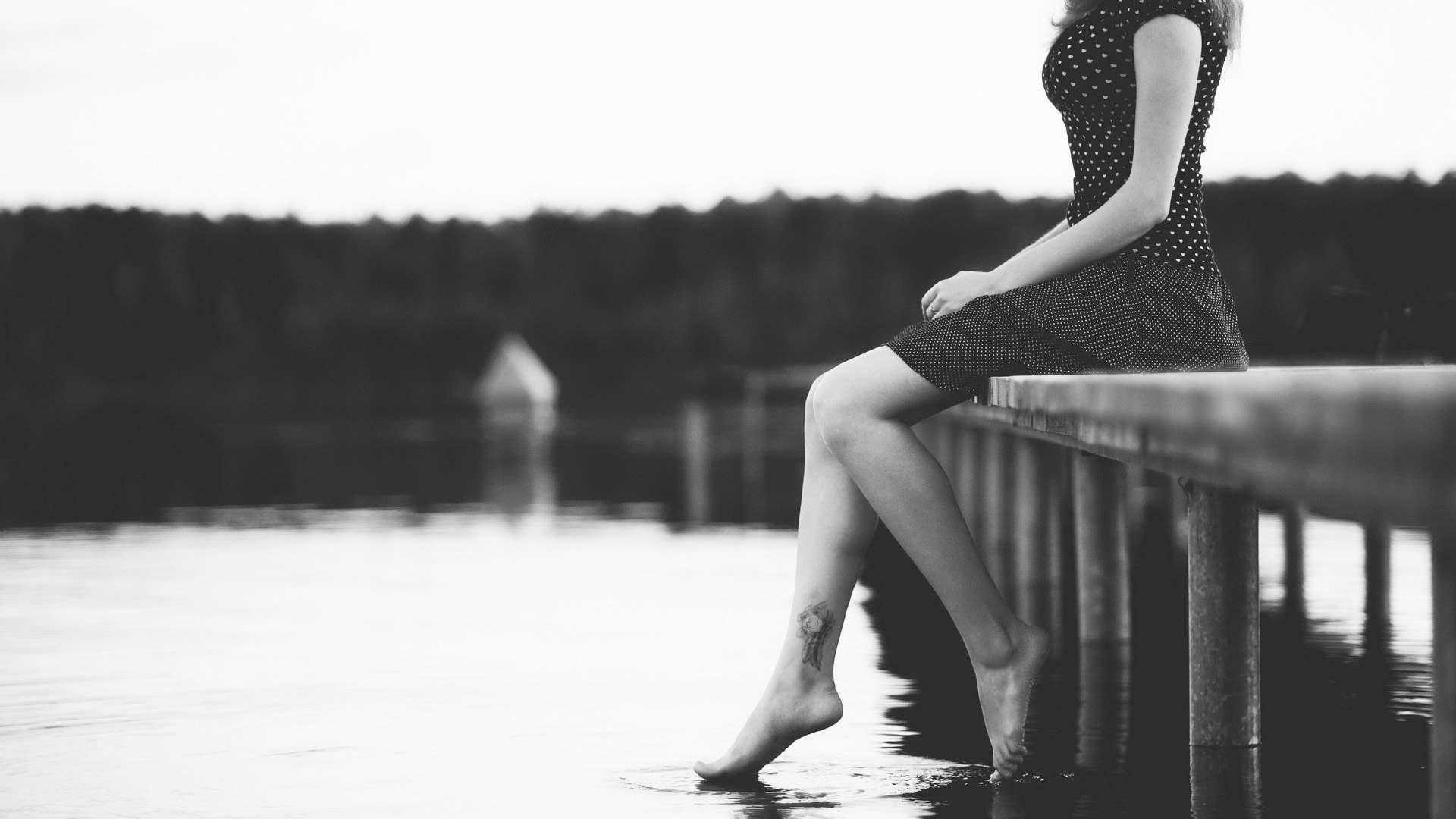 心情,女孩,美女,唯美长腿,河,湖畔, 唯美黑白意境图片壁纸