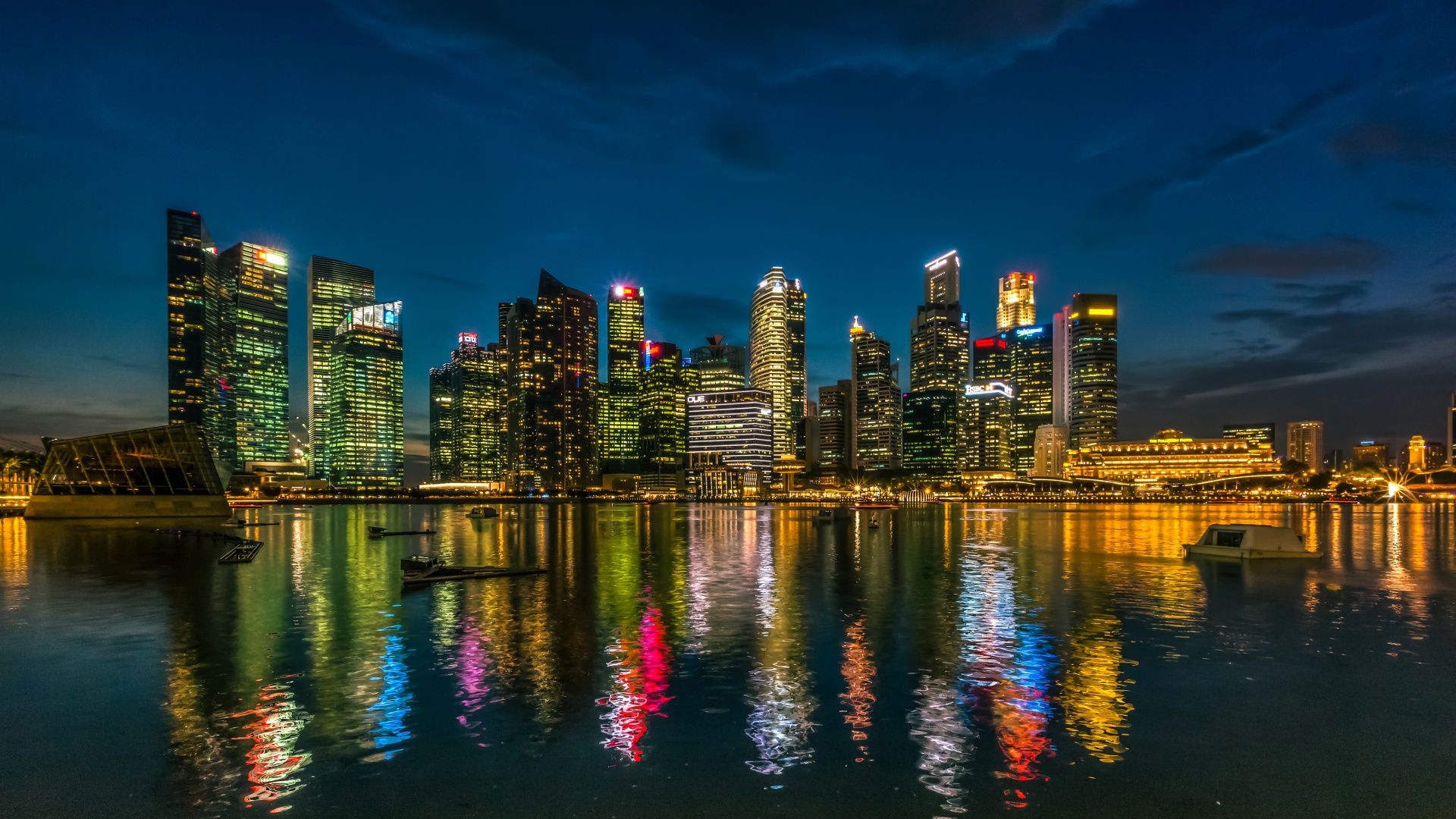 新加坡摩天夜景，水映璀璨，免费城市建筑桌面壁纸下载