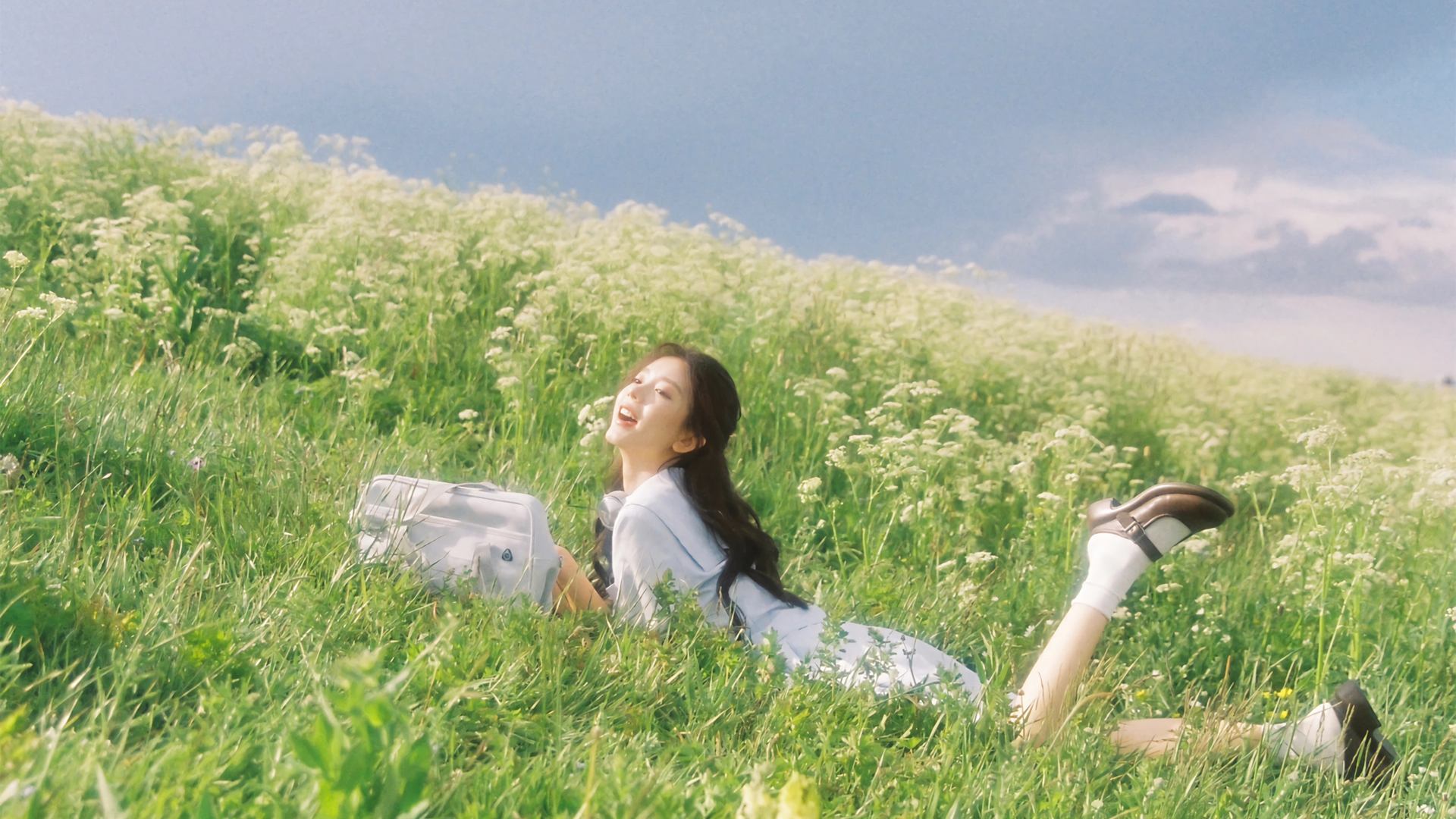 曦姐enndme绝美壁纸，草地鲜花映蓝天，高清美女桌面背景，免费下载