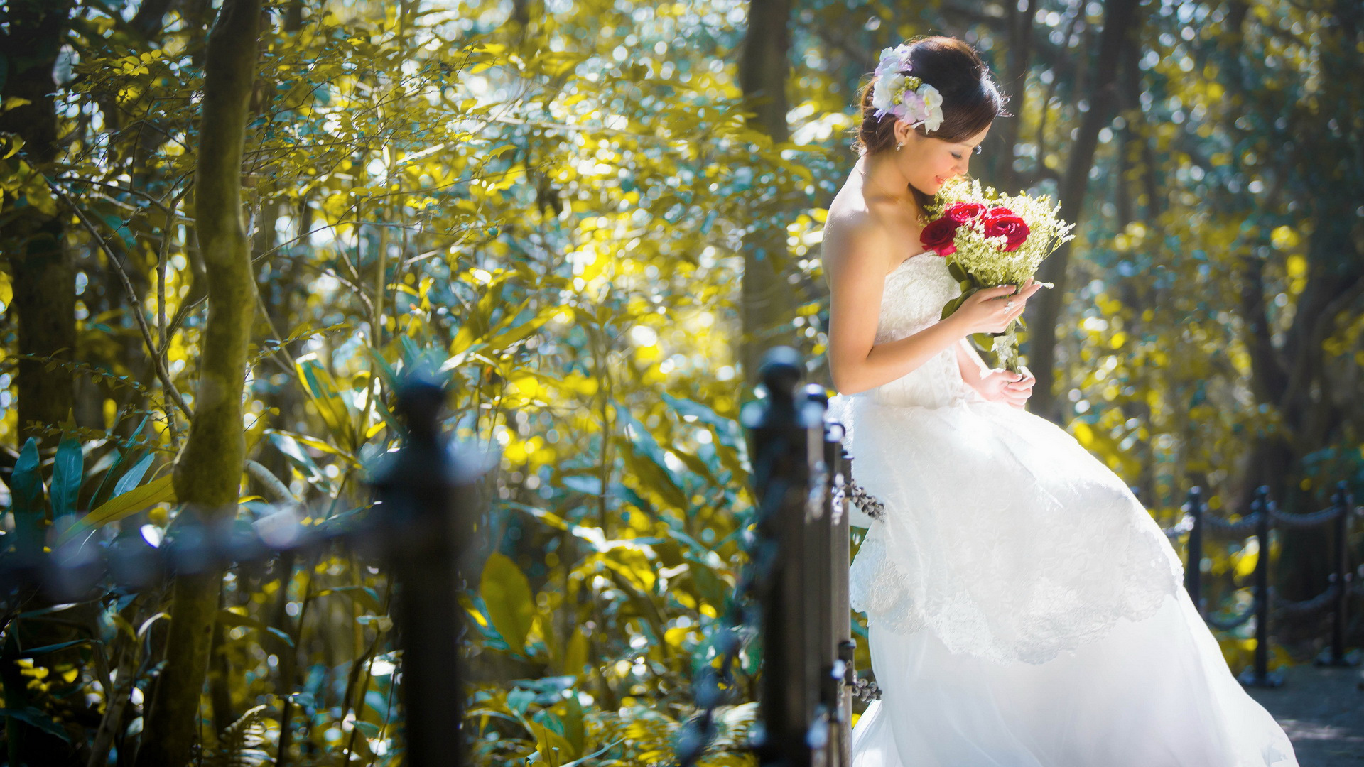 公园，森林，街道，鲜花，新娘的照片，白色婚纱，微笑，桌面壁纸