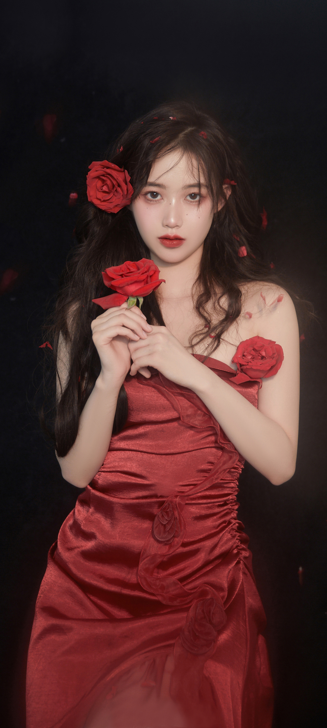 红色裙子礼服 玫瑰花 美女手机壁纸
