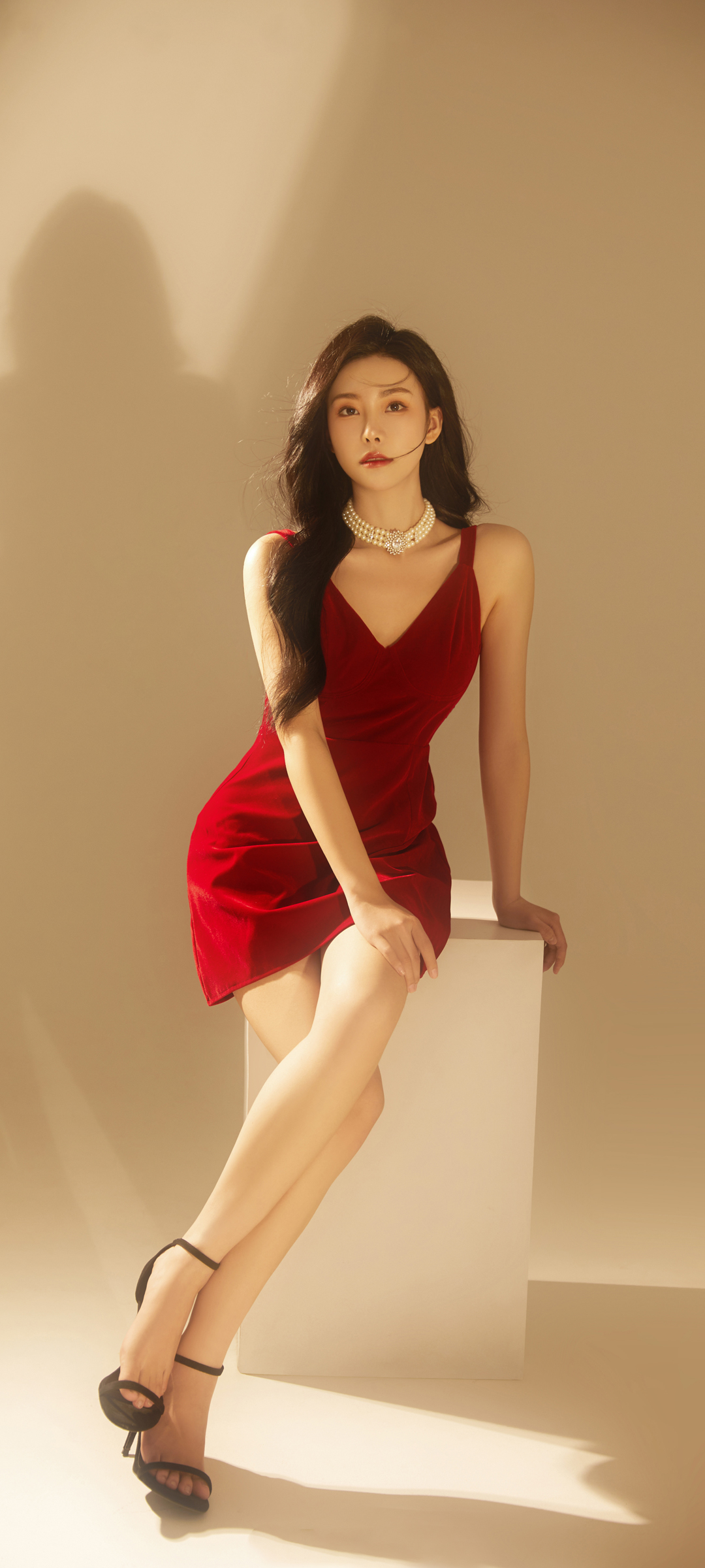 红色包臀裙 美女模特 美腿 气质 高清手机壁纸