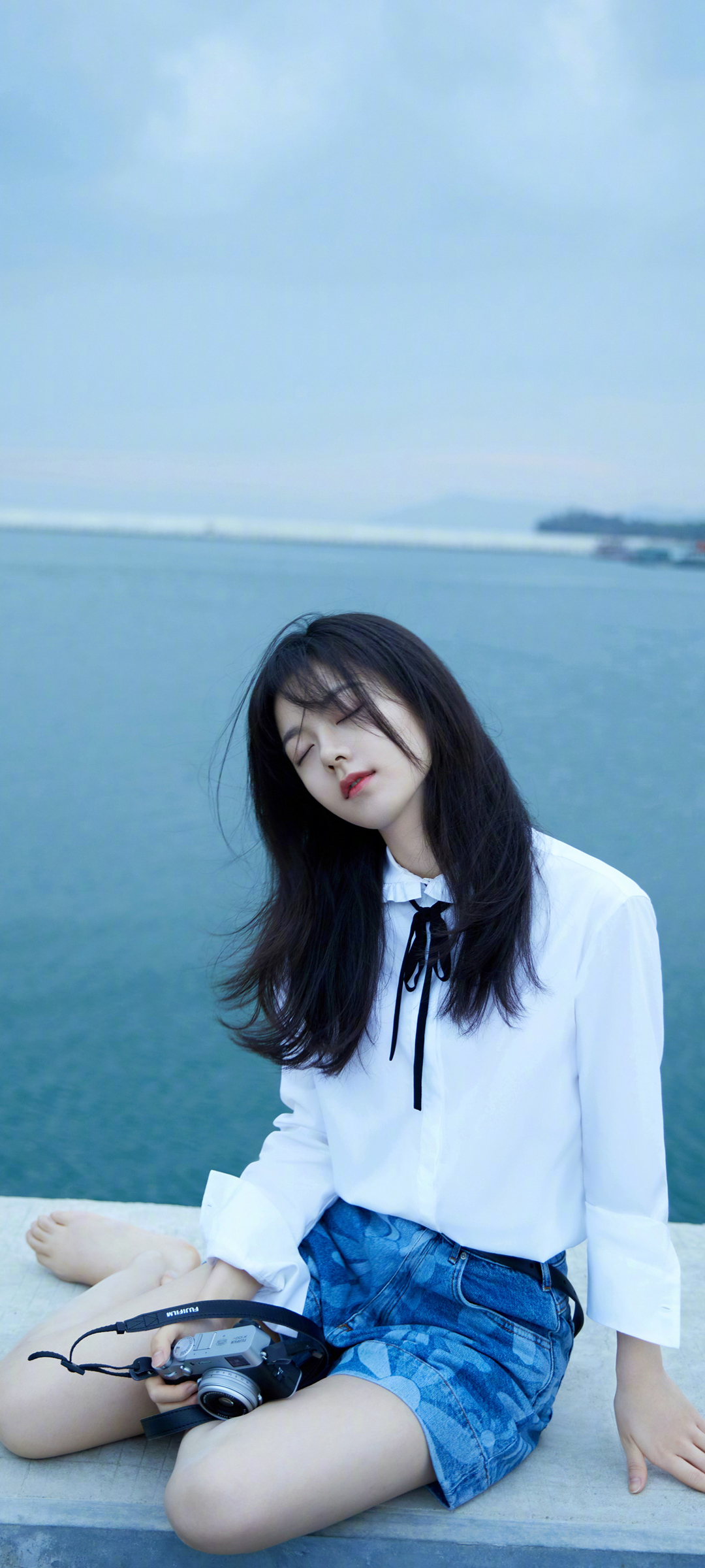 赵今麦闭眼倩影，唯美海边风光，全屏手机壁纸免费下载
