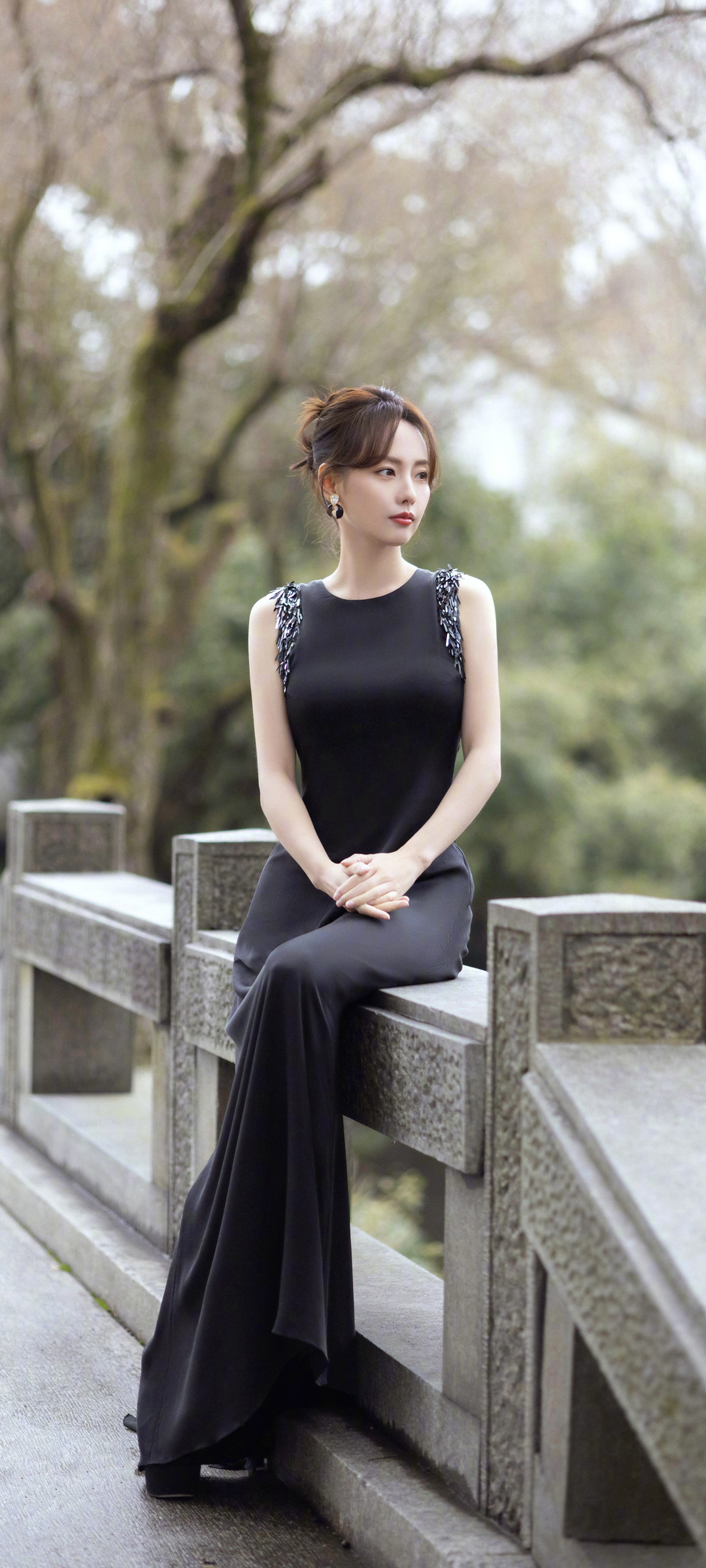 黑色长裙子优雅美女张嘉倪手机壁纸