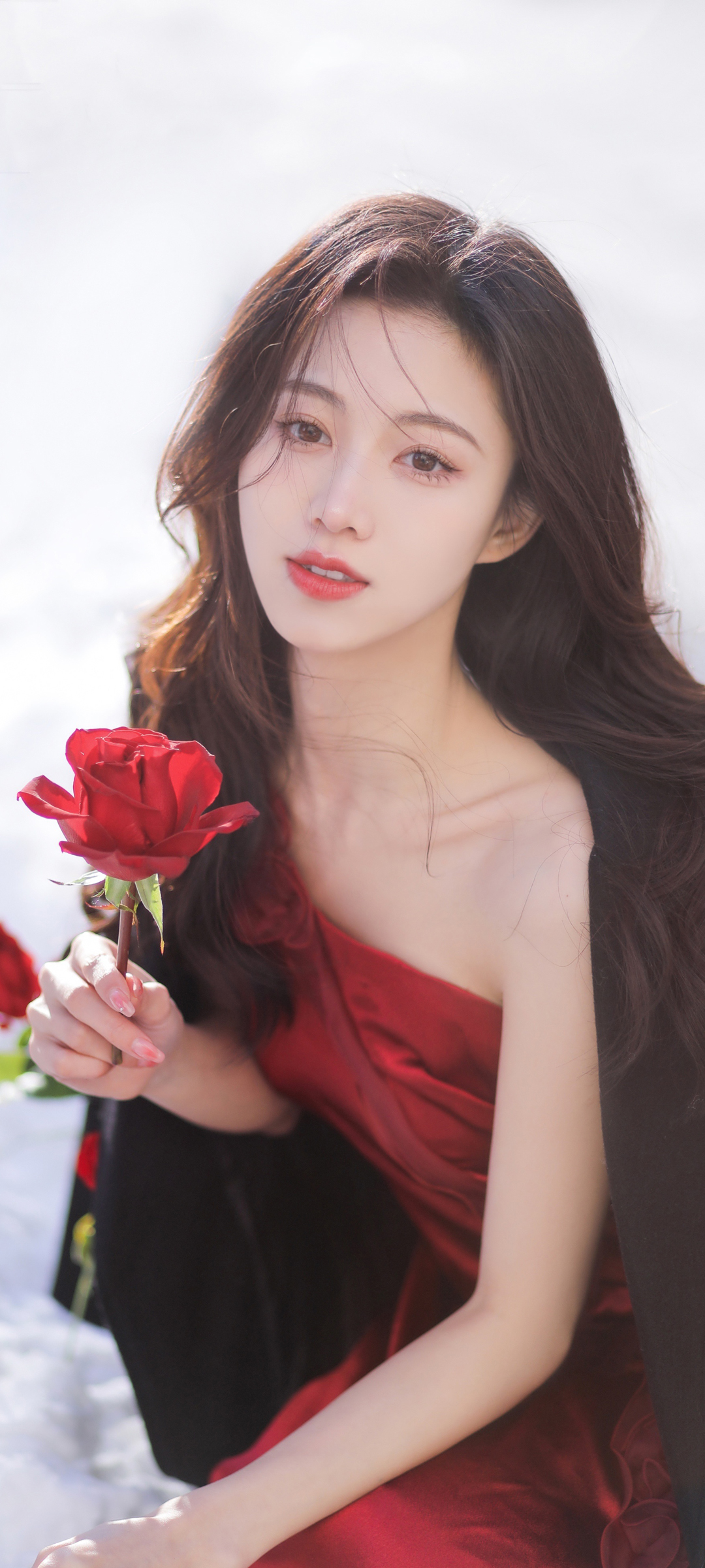 红色裙子 长发 玫瑰花 甜美美女手机壁纸