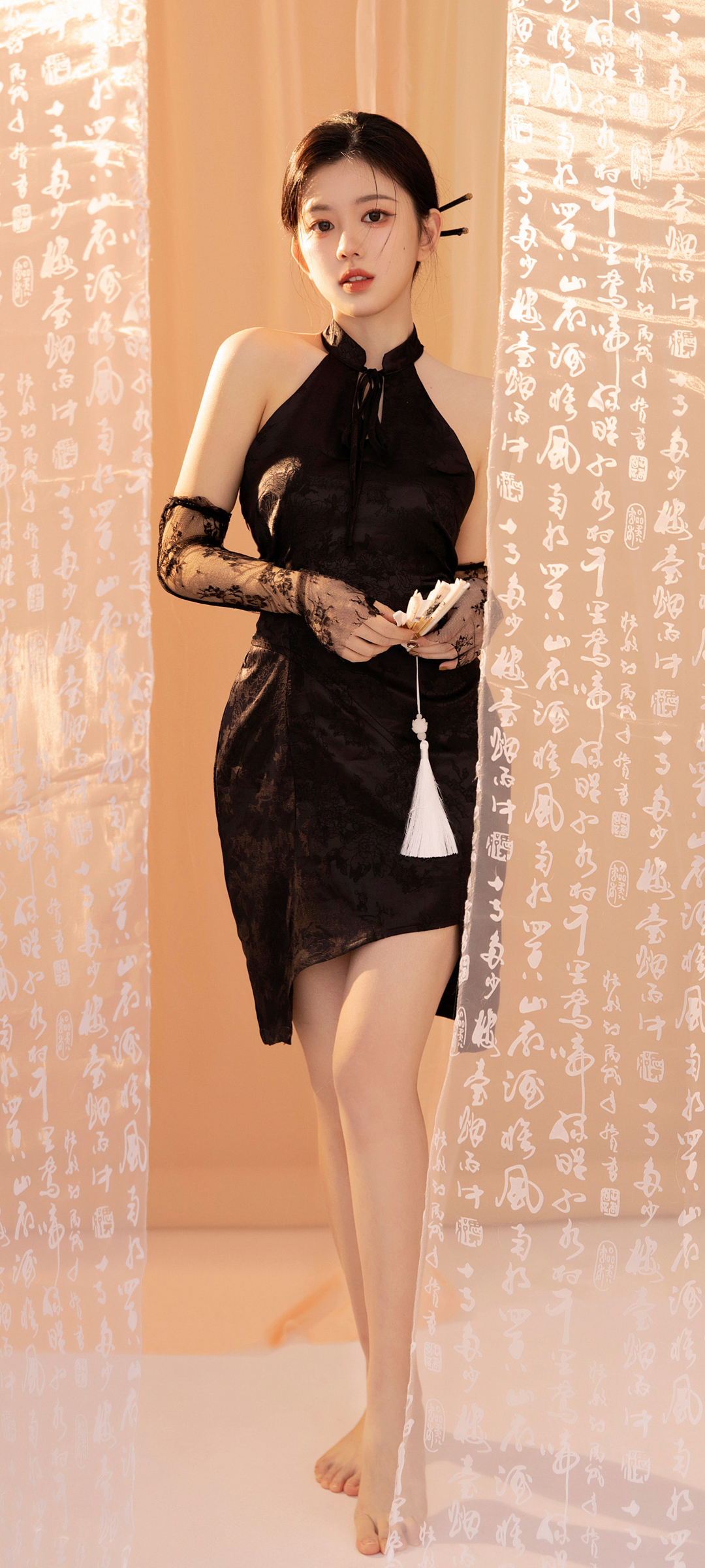 气质美女 黑色裤子美腿美女手机壁纸