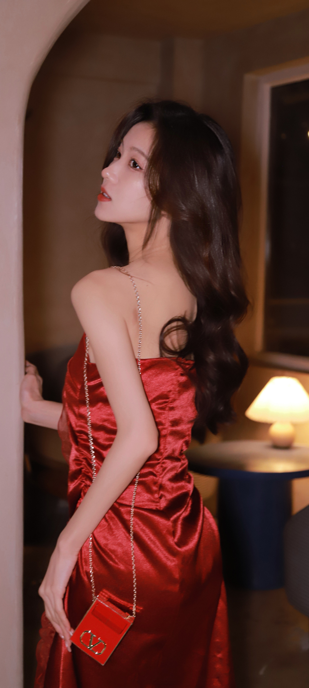 美女 红色裙子 好身材 手机壁纸