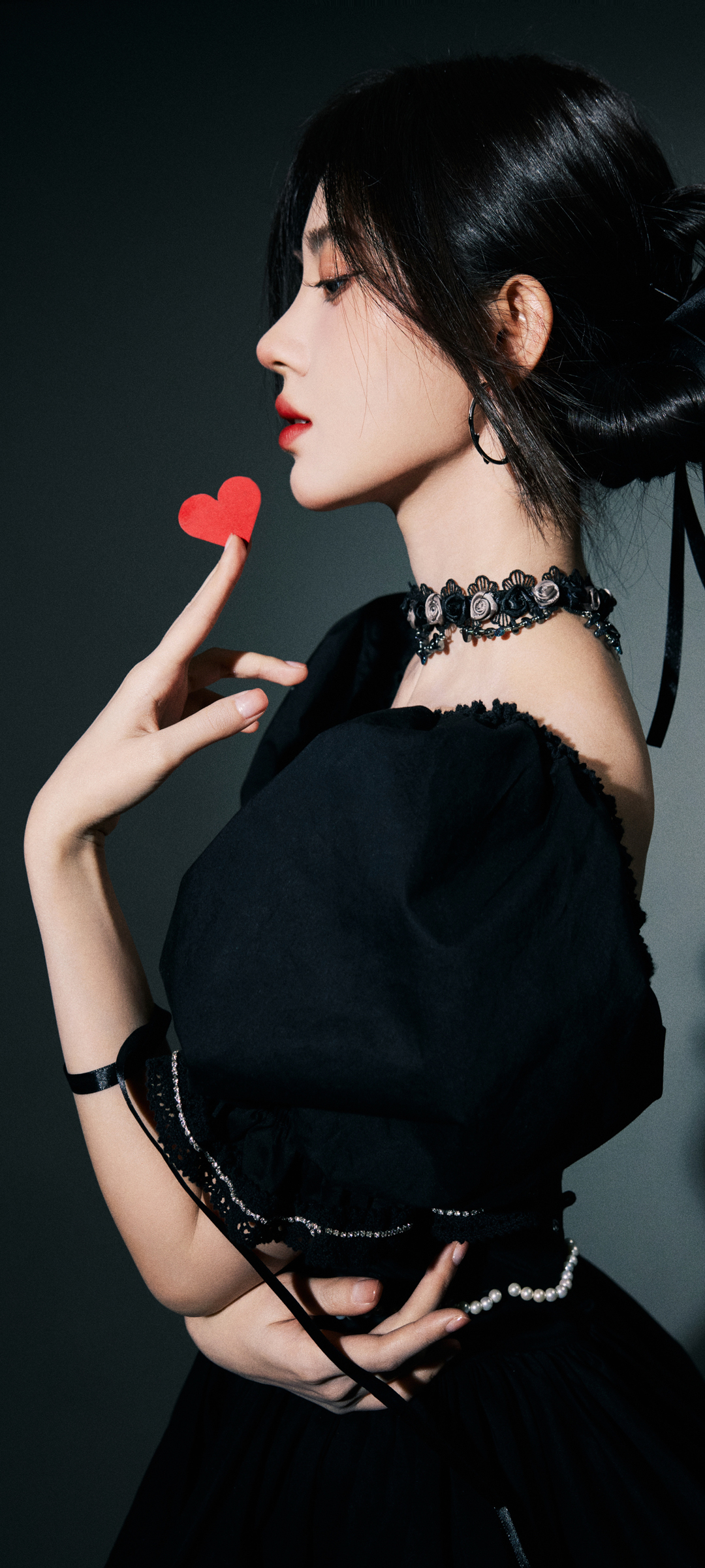 黑色裙子侧脸美女鞠婧祎手机壁纸