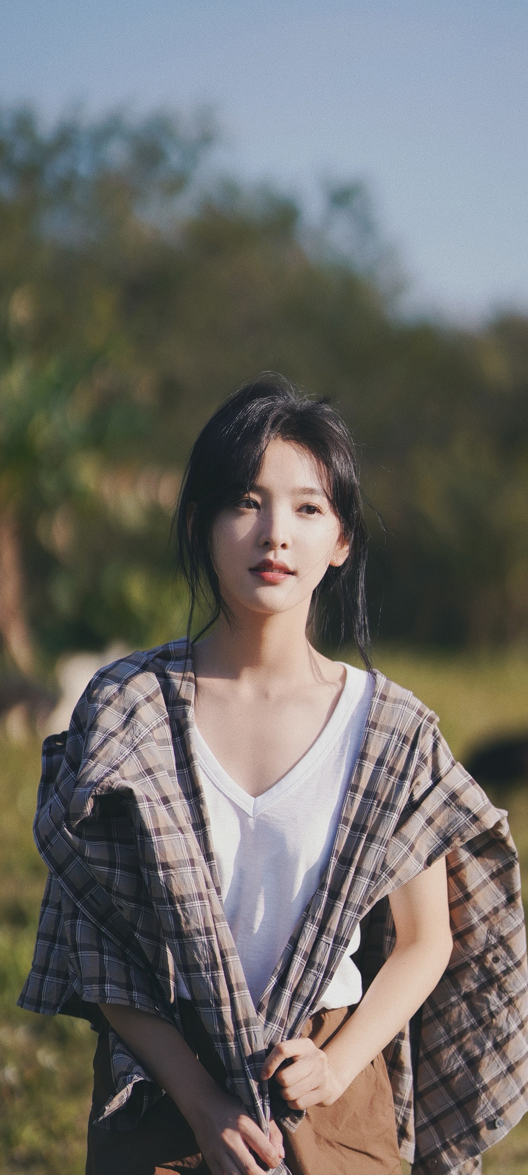 章若楠户外美照，精选美女手机壁纸免费下载