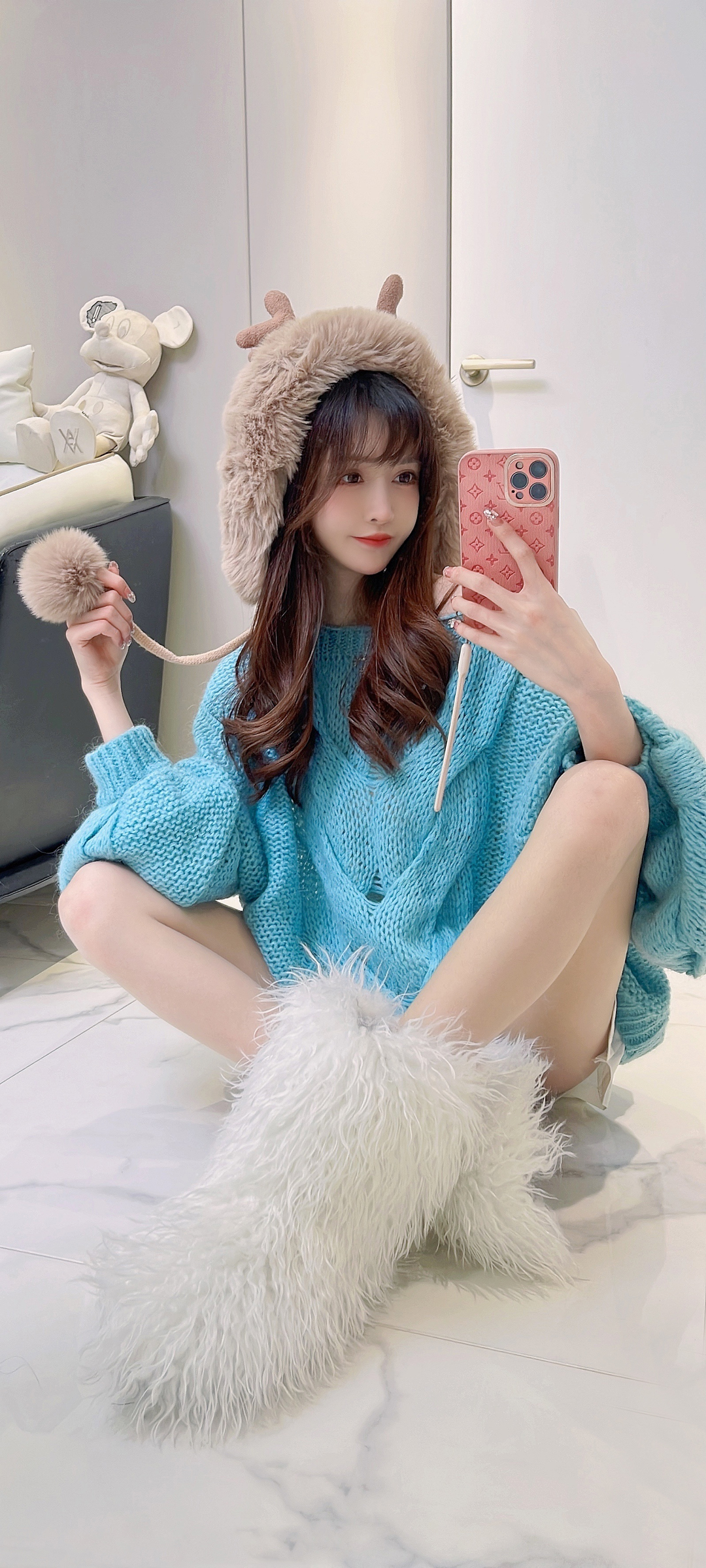 蓝色毛衣可爱美女手机壁纸