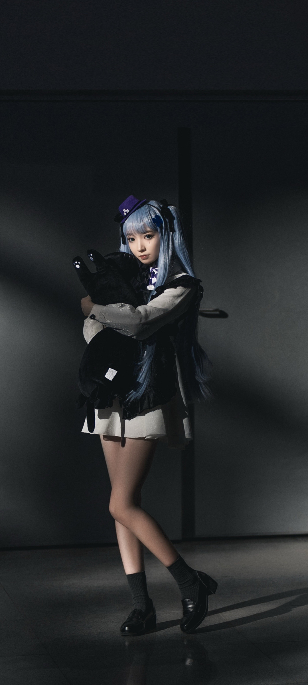 免费下载蓝色发丝美腿Cosplay美女手机壁纸，高清精选
