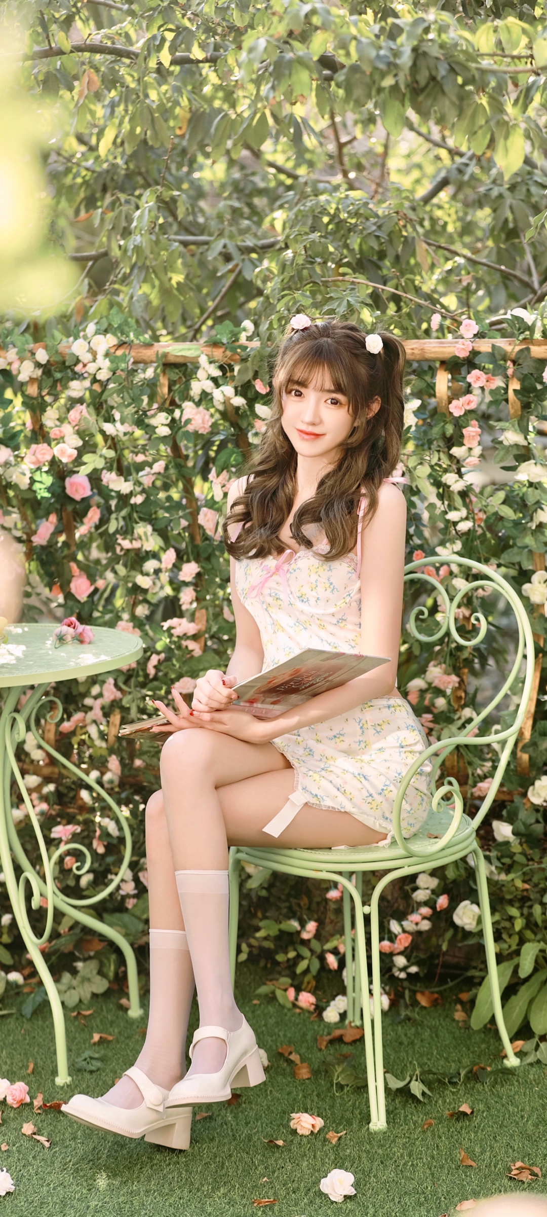 坐在花园的可爱清纯美女美腿手机壁纸
