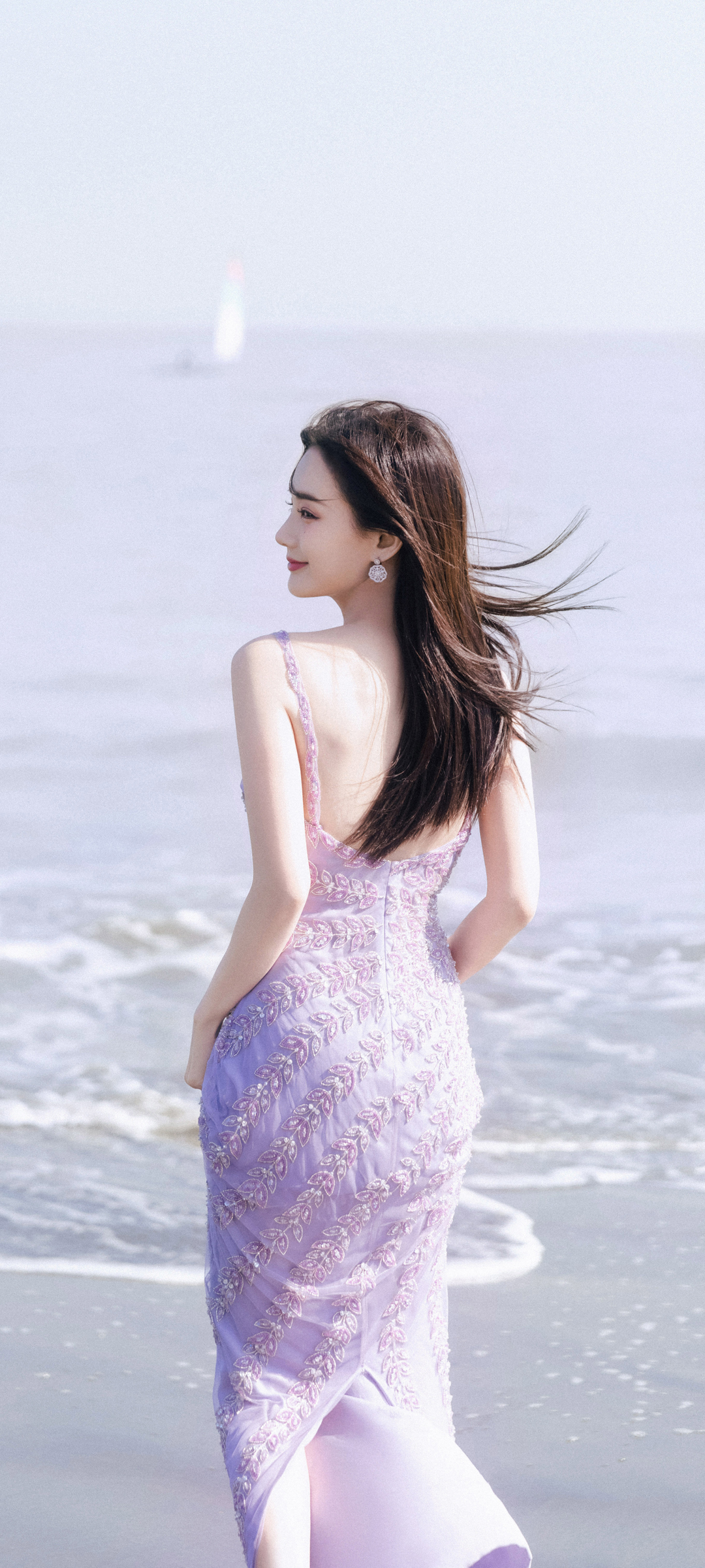 海边漂亮美女 李一桐 紫色裙子 背影 唯美 手机壁纸图片