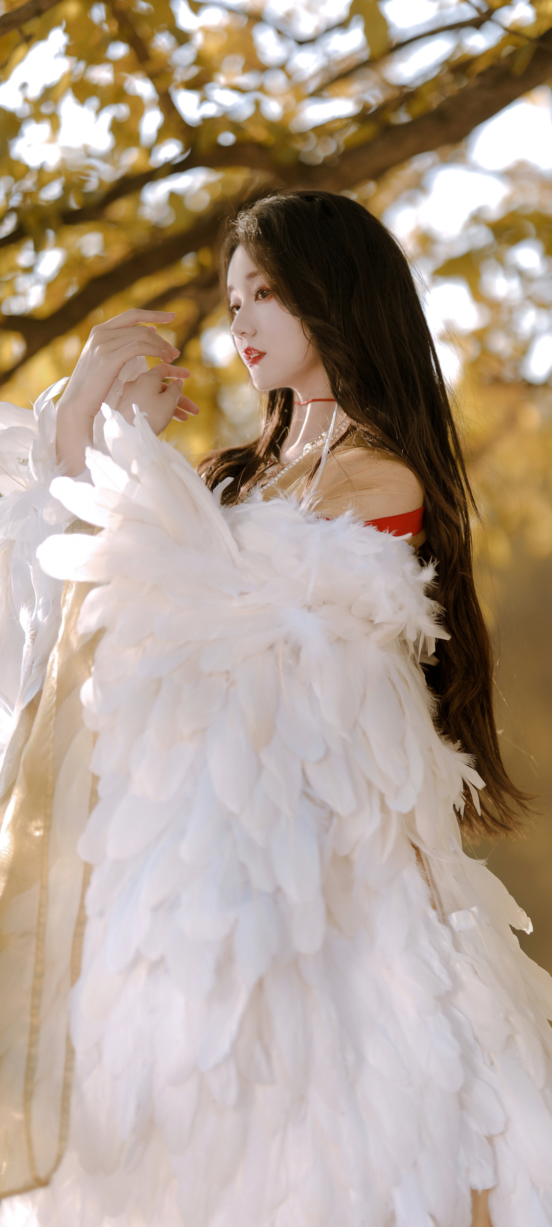 秋日羽裙倩影，侧颜如画，精选美女手机壁纸免费下载