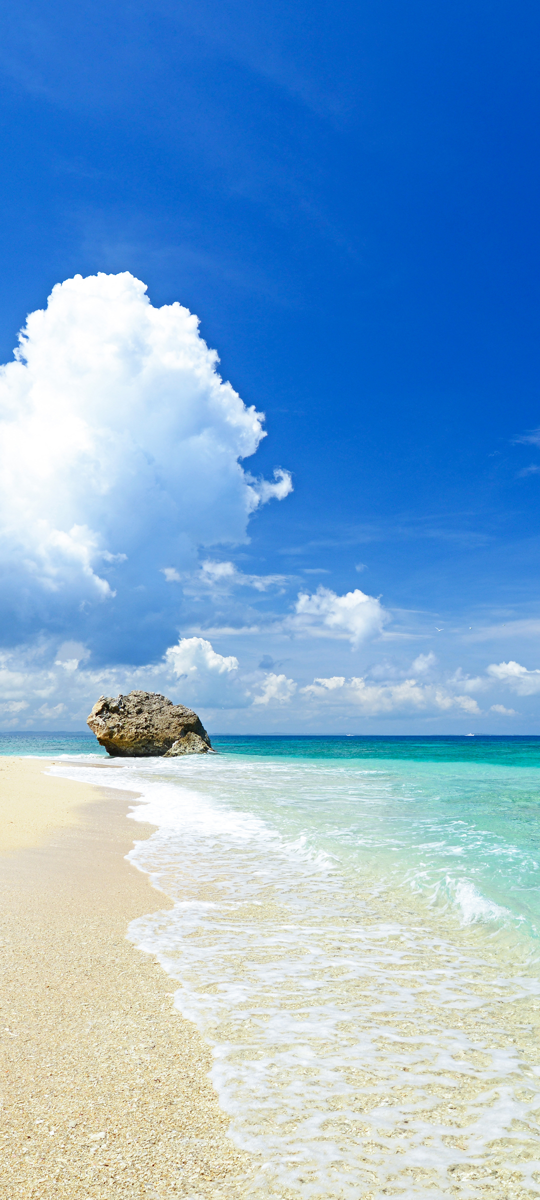 海边海水风景沙滩石头 天空 云手机壁纸