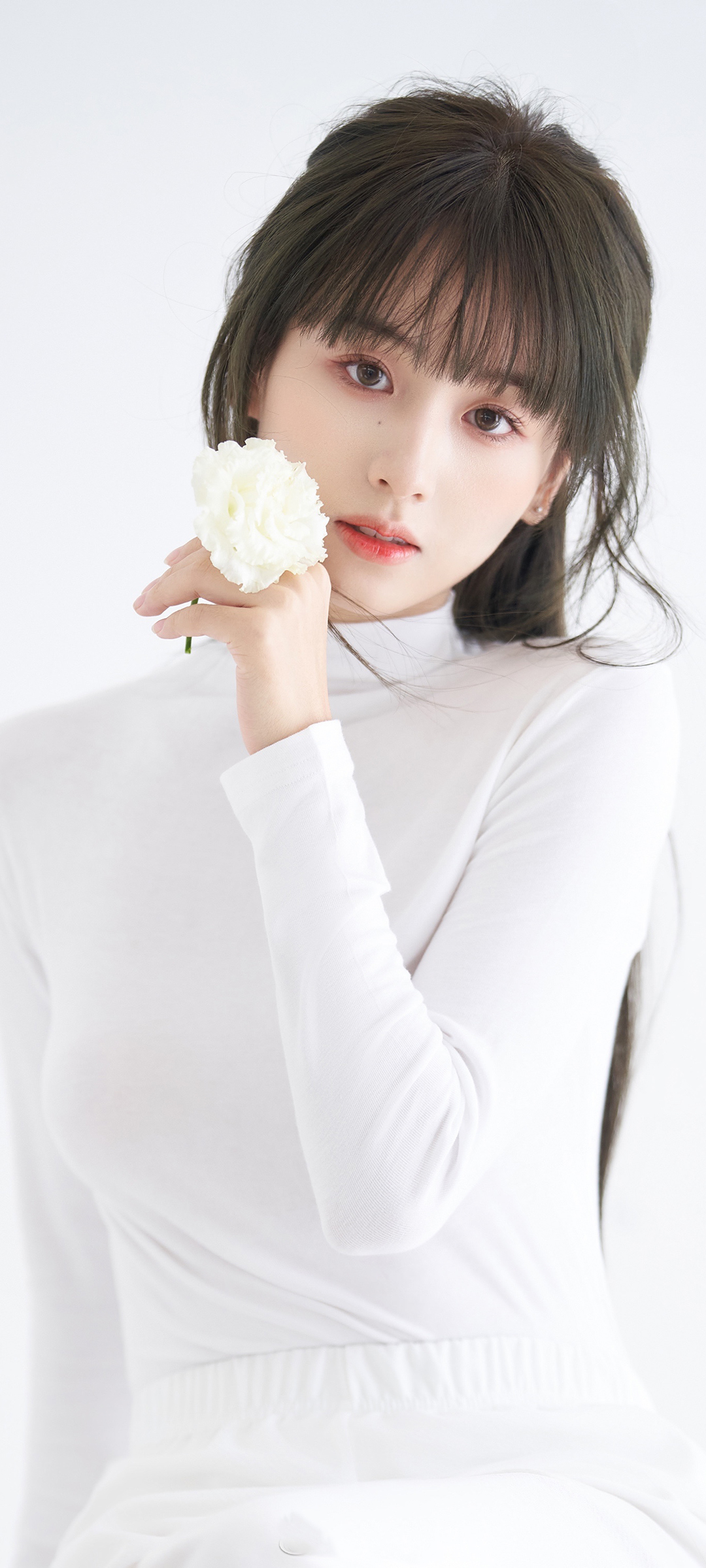 绝美白衣女神，花影相伴，全屏手机壁纸免费下载