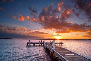 夕阳下的湖泊小桥海报背景