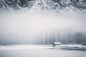 冬季下雪湖面房子海报背景