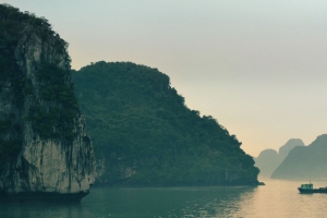 山间湖水孤舟背景