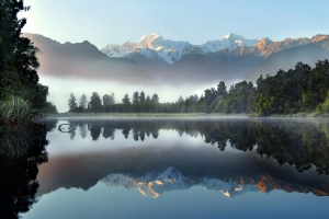 湖水与雪山4k风景壁纸