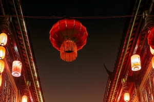 中国风新年红灯笼古镇海报背景