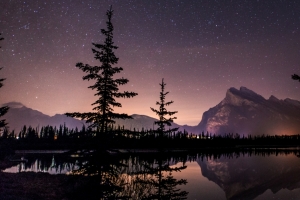 加拿大班夫国家公园的朱砂湖的星空3440x1440风景壁纸