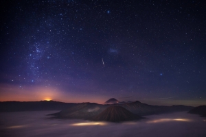 星空 流星 火山 晚上 4k风景壁纸3840x2160