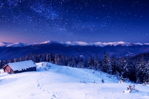 冬季 森林 天空 雪 树木 山 房屋 4K风景壁纸