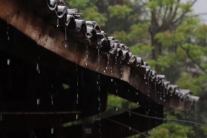 雨天瓦房屋檐雨滴