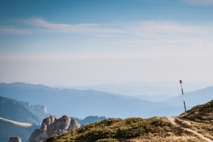 情侣登山背景图