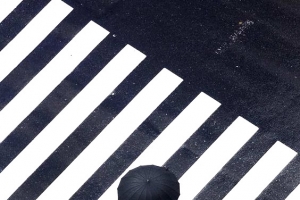 在雨中走斑马线的人