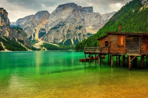 微山湖畔 美丽的山 房子 湖水 风景图片