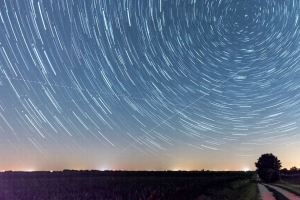 星空 冰柜灯 道路 树 4k壁纸 3840x2160